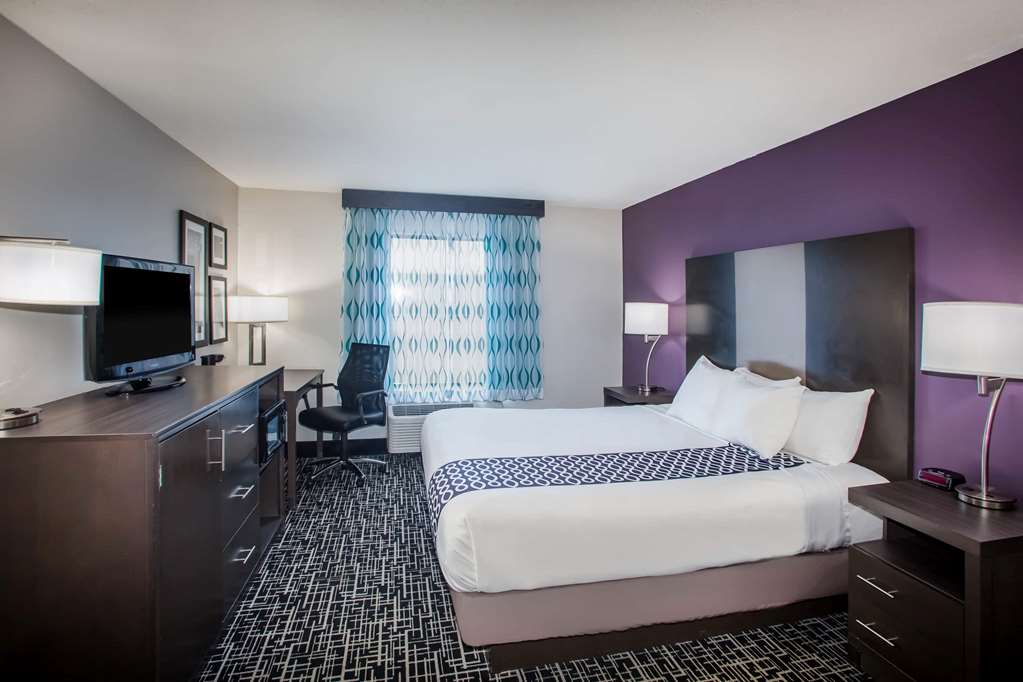 La Quinta Inn & Suites by Wyndham Pontoon Beach - photo 13