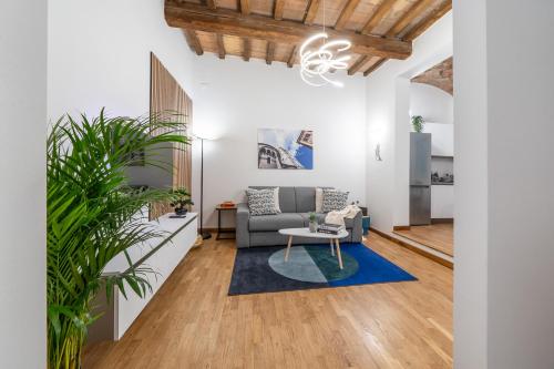 Martin's Home Historic Boutique Apartment with Free Parking Fast Wi Fi AC Perfect for Couples & Business in Modena Center — 4-Star Luxury Hotel in Modena, Italy