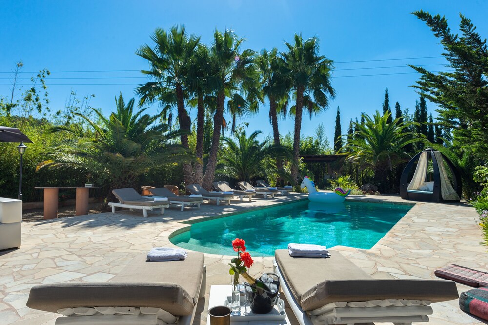 Villa Carmen Morna — 4-Star Luxury Hotel in Santa Eularia Des Riu, Spain