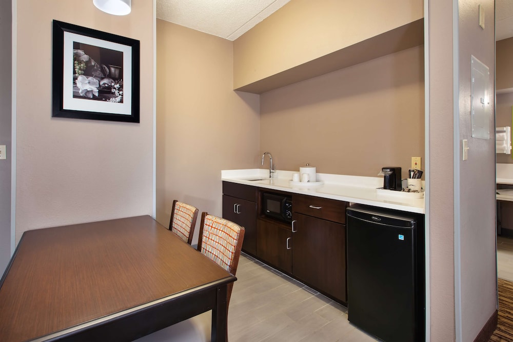 Hampton Inn & Suites Cleveland Airport Middleburg Heights - photo 18