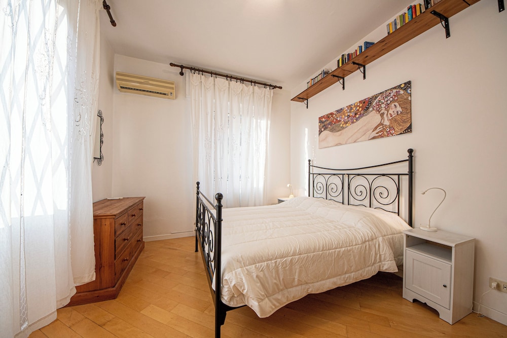 HouSmart Treves 2 — 4-Star Luxury Hotel in Bologna, Italy