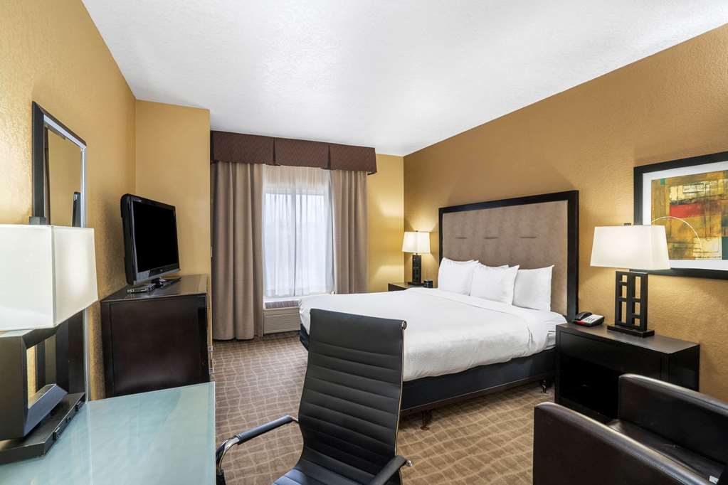 La Quinta Inn & Suites by Wyndham Hot Springs - photo 17