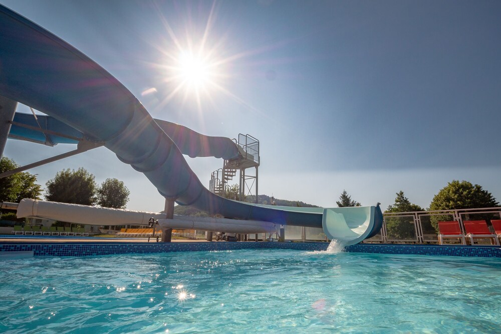 Camping L'Europe — 4-Star Luxury Hotel in Clermont-Ferrand, France