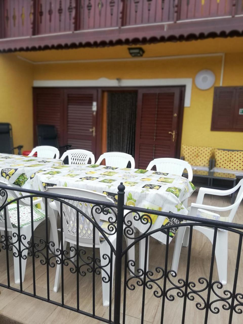 Sárga Önálló Nyaralóház in Balatonfenyves, Hungary