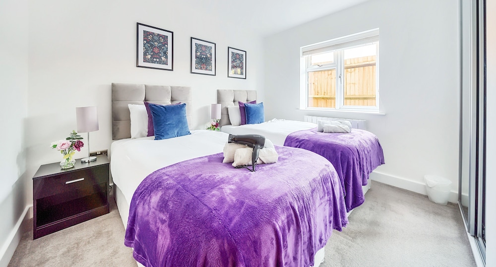 Modern Serviced Apartments For Contractors & Families with Free Parking WiFi & Netflix By Redwood Stays — 4-Star Luxury Hotel in Basingstoke, United Kingdom
