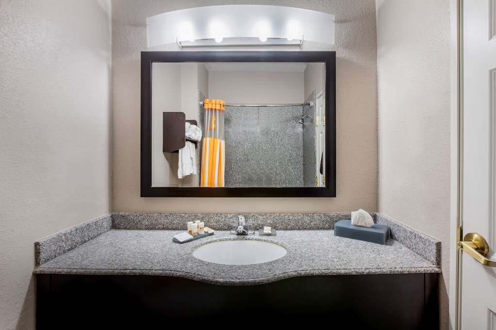 La Quinta Inn & Suites by Wyndham Pasadena - photo 24