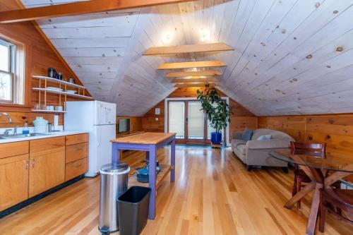 Bright And Cozy Treehouse Apartment 20757948 — Burlington