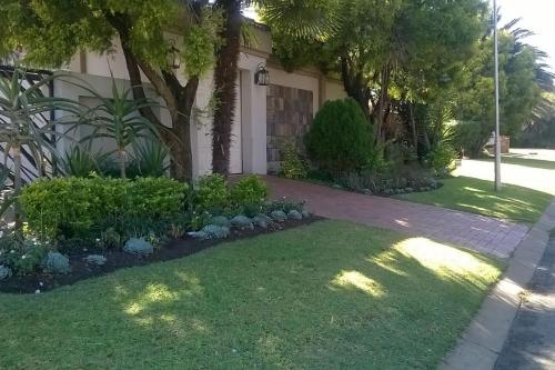 East Cottage — 4-Star Luxury Hotel in Boksburg, South Africa