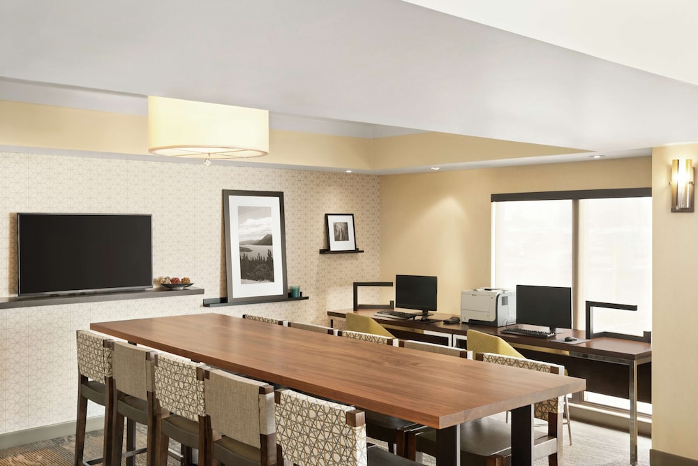 Hampton Inn Portland Airport - photo 23