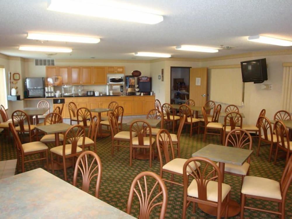 Syracuse Inn & Suites - photo 28