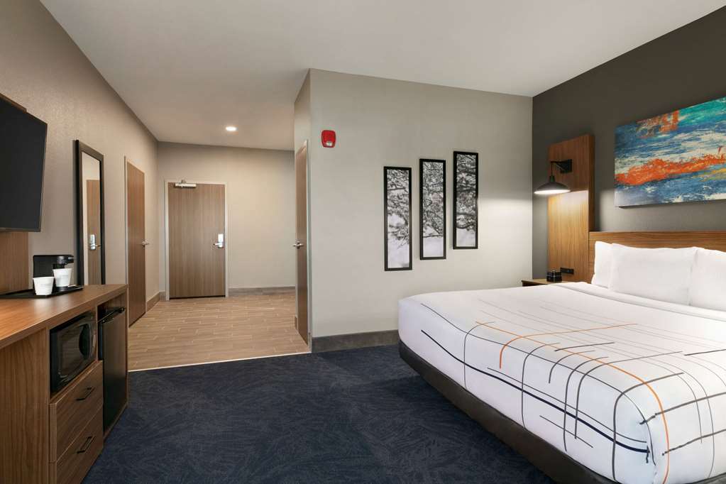 La Quinta Inn & Suites by Wyndham College Station North - photo 13