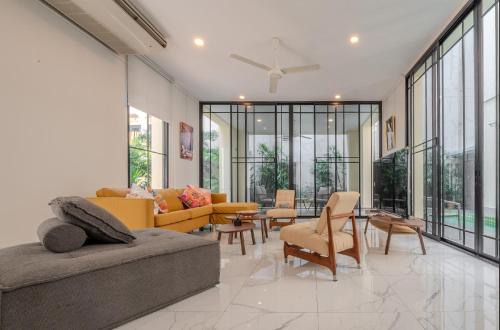 Sukumvit Pool Villa 5BR 5 7min walk to Thonglor Sky train — 4-Star Luxury Hotel in Khlong Toei, Thailand