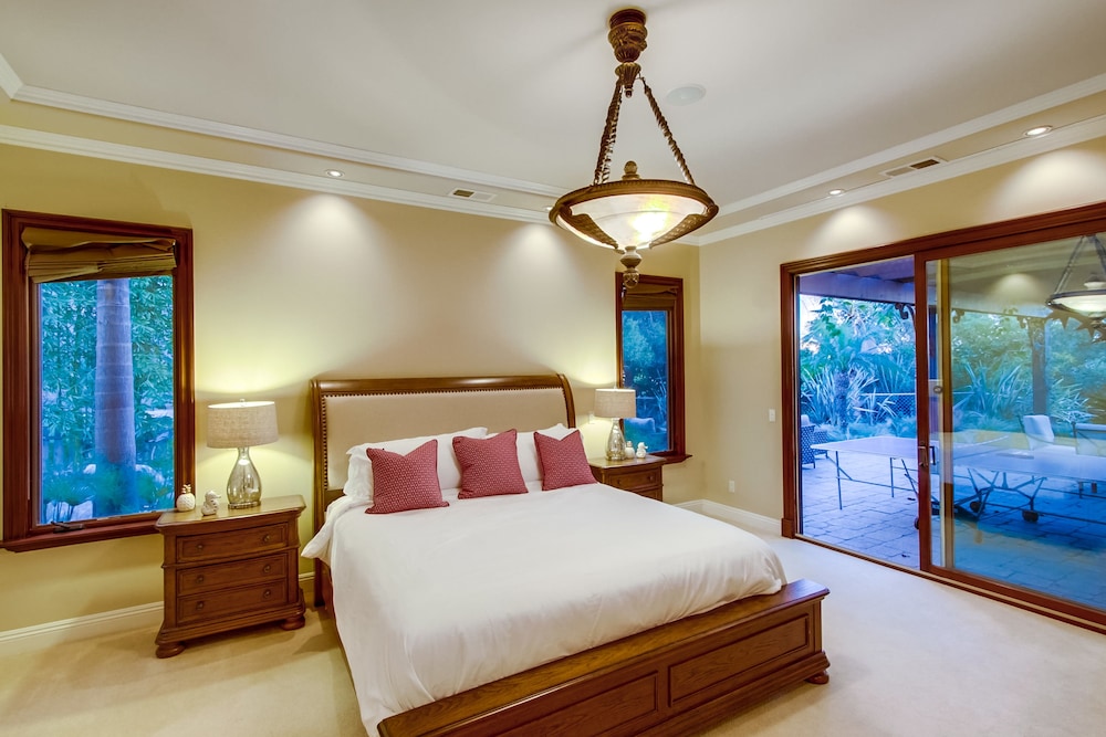 Tropical 5BR La Jolla Retreat by NamaStay - photo 12