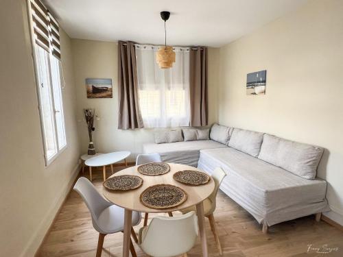 Appartements Confortables Gare a 5 Min Pied 20min de la Plage Terrasse in Perpignan, France