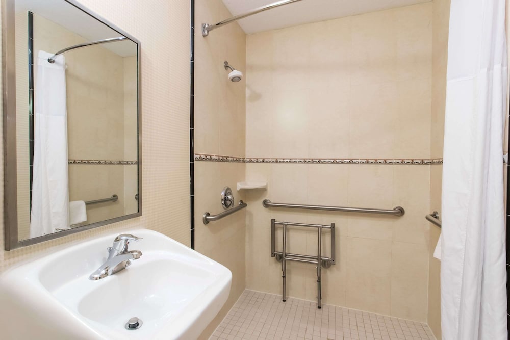 Days Inn & Suites by Wyndham Fort Pierce I 95 - photo 11