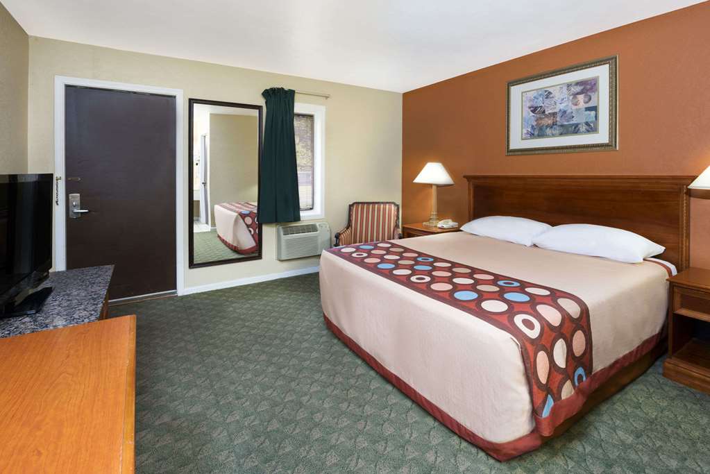 Super 8 by Wyndham Taylorville IL - photo 5