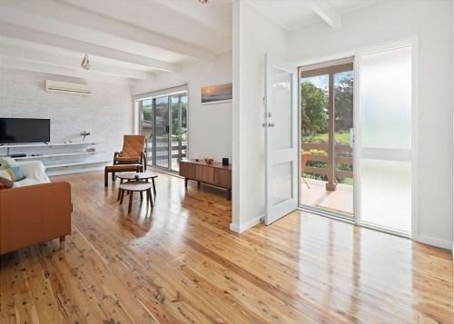 Surf Beach Retreat Managed By Batemans Bay Accom — Batemans Bay