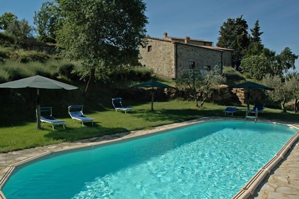 Agriturismo La Ferrozzola — 4-Star Luxury Hotel in Castellina In Chianti, Italy