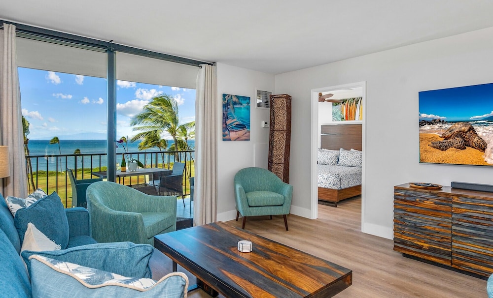 Elegant Penthouse Oceanfront Vistas in Kihei, United States