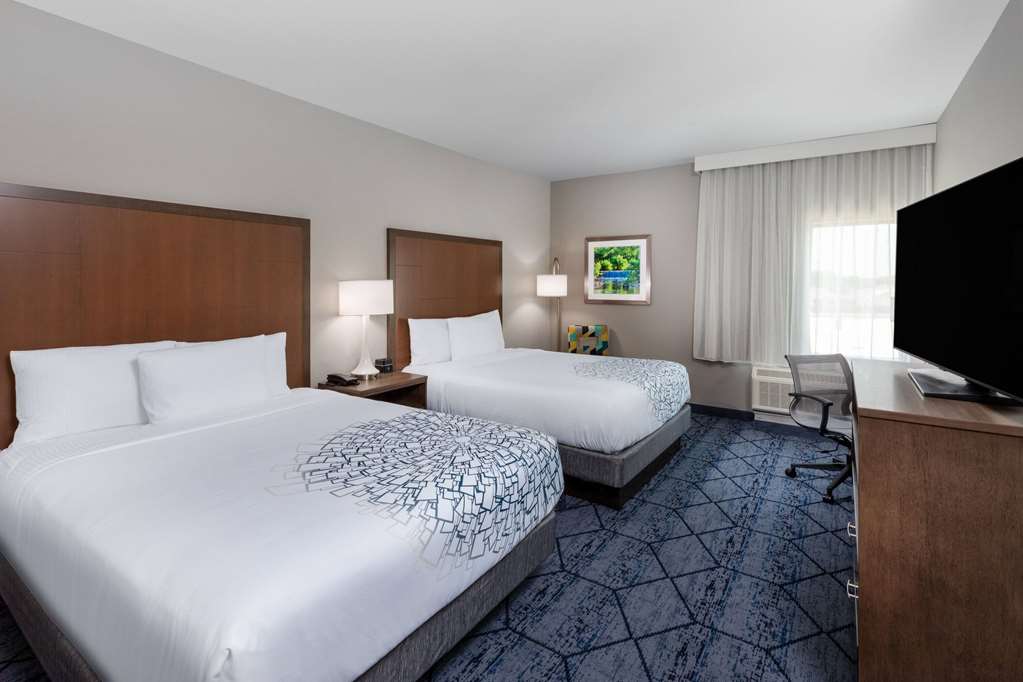 La Quinta Inn & Suites by Wyndham Round Rock near Kalahari - photo 23
