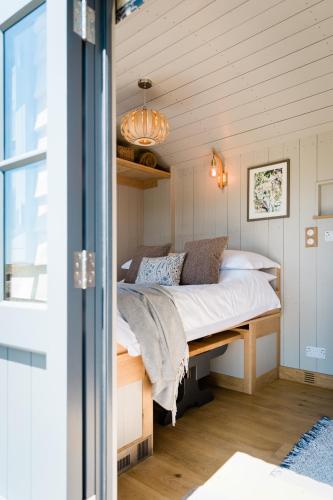 Boutique Cornish Shepherd’s Hut with Hot Tub — Launceston — photo 3