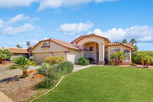 Private Pool Yard and Pool Table Avondale Abode — 4-Star Luxury Hotel in Litchfield Park, United States