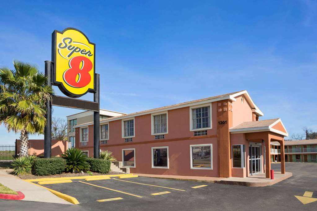 Super 8 by Wyndham Austin Downtown Capitol Area - photo 3