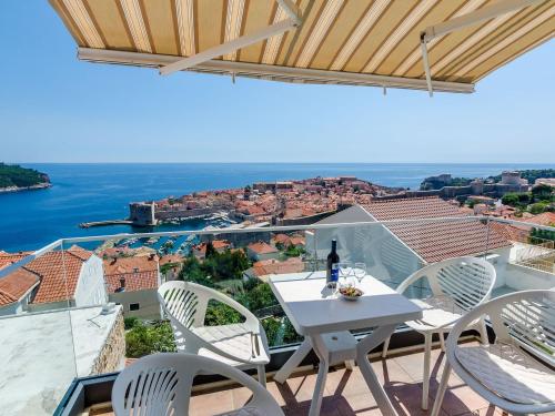 Apartments Isabora Comfort Three Bedroom Apartment with Balcony and Sea View Second Floor