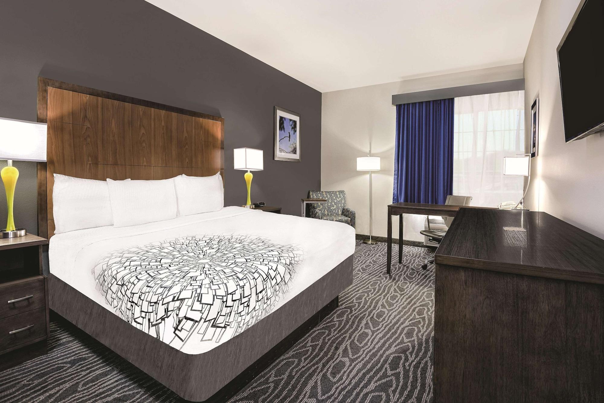 La Quinta Inn & Suites by Wyndham Mercedes Outlet Mall - photo 20
