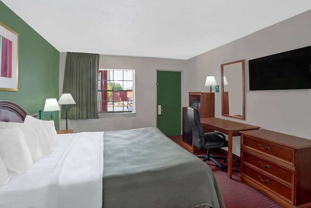 Howard Johnson by Wyndham Ft. Myers FL - photo 12