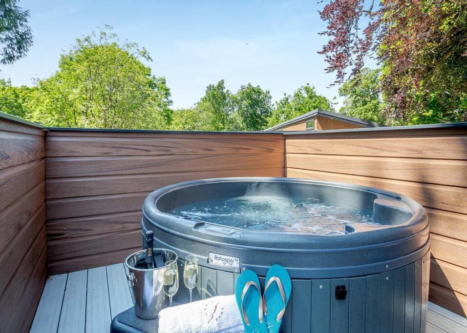 V28 The Lookout with Hot Tub in Bangor, United Kingdom