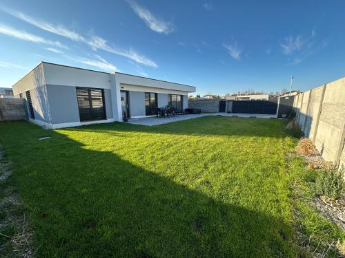 Klimatizovaný Apartmánový dom s vírivkou 9A in Senec, Slovakia