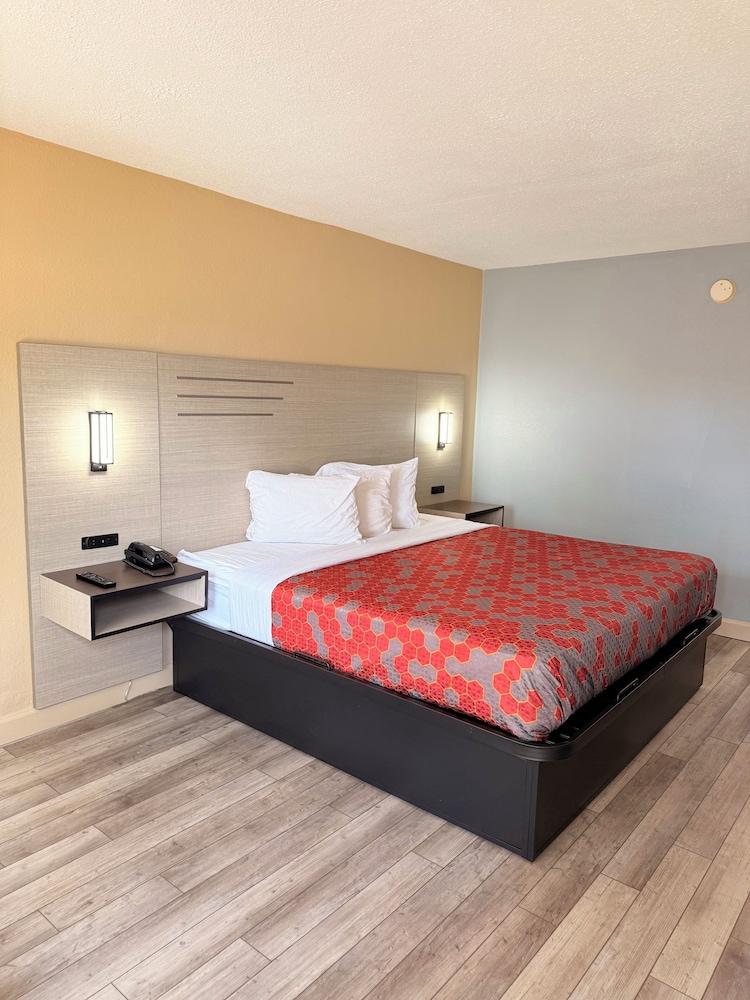 Milan Inn & Suites - photo 8