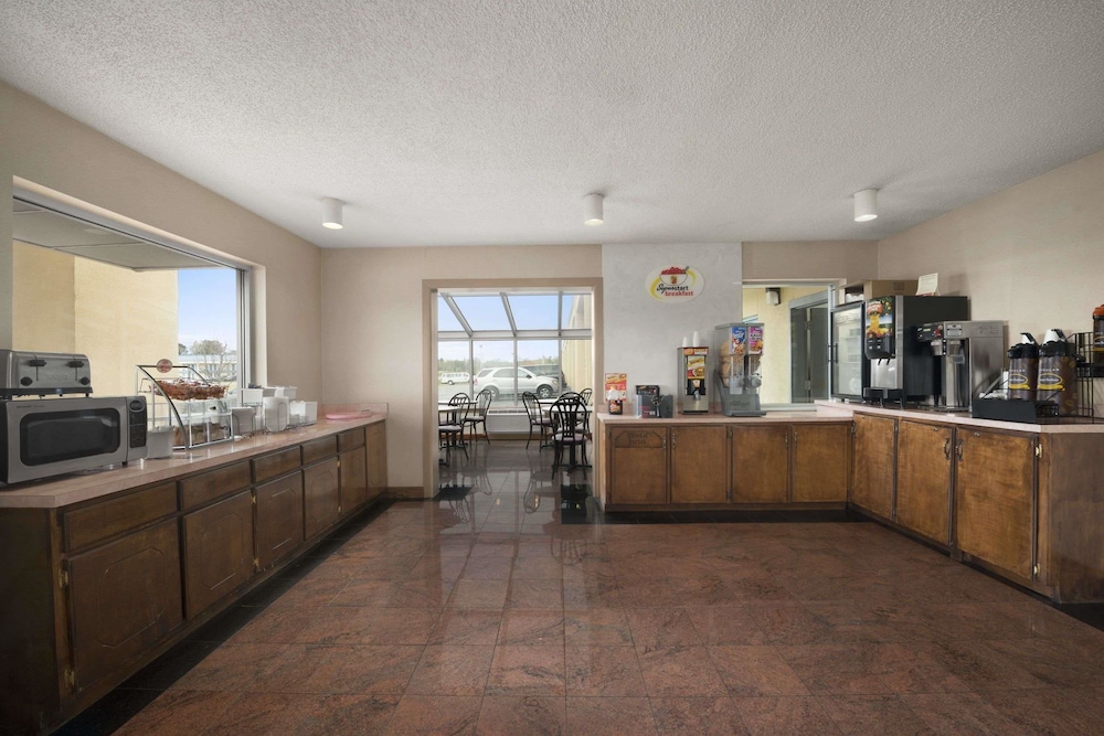 Super 8 by Wyndham Meridian - photo 29