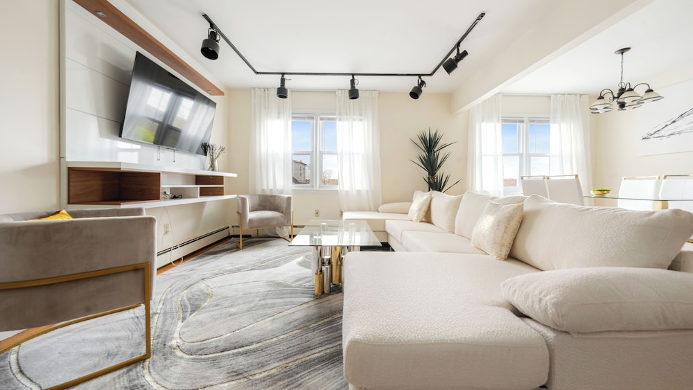 Luxury NYC Home with Free Parking for 12 — 4-Star Luxury Hotel in White Plains, United States