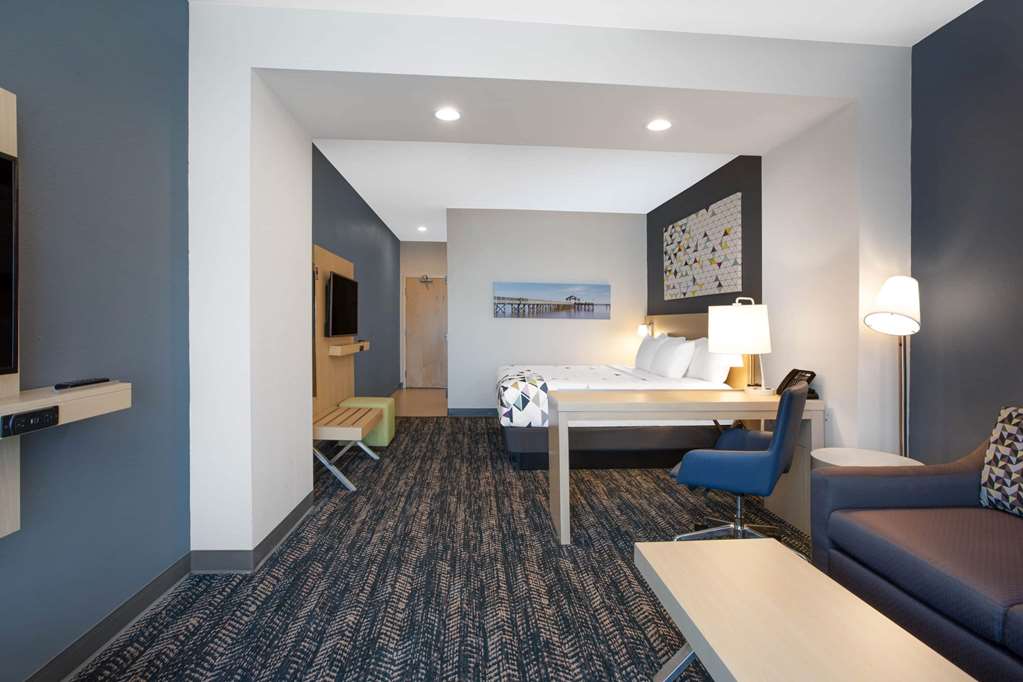 La Quinta Inn & Suites by Wyndham Manassas Va Dulles Airport - photo 17