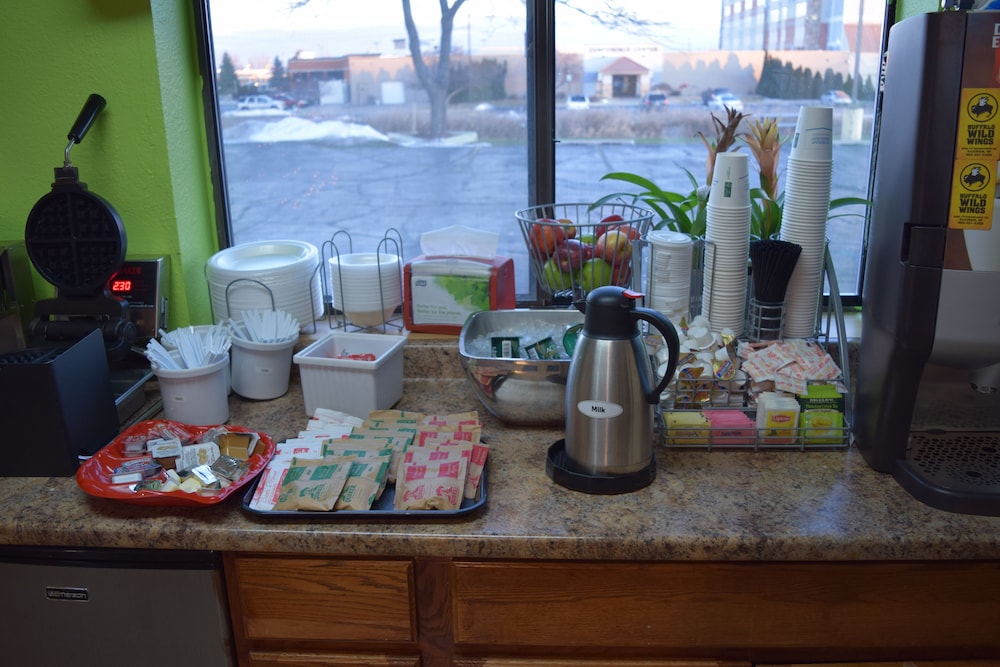 Super 8 by Wyndham Saginaw - photo 33