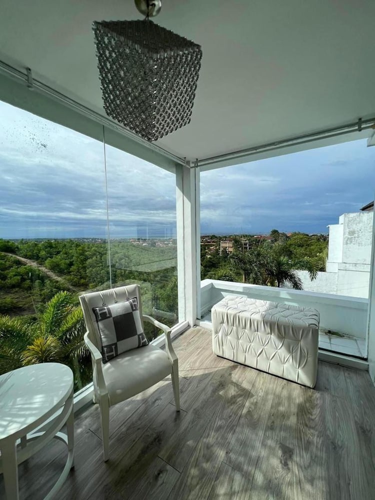 TJ White Villa 670m2 with Private Pool and Outstanding View by GLOBALSTAY — 4-Star Luxury Hotel in Bali, Indonesia
