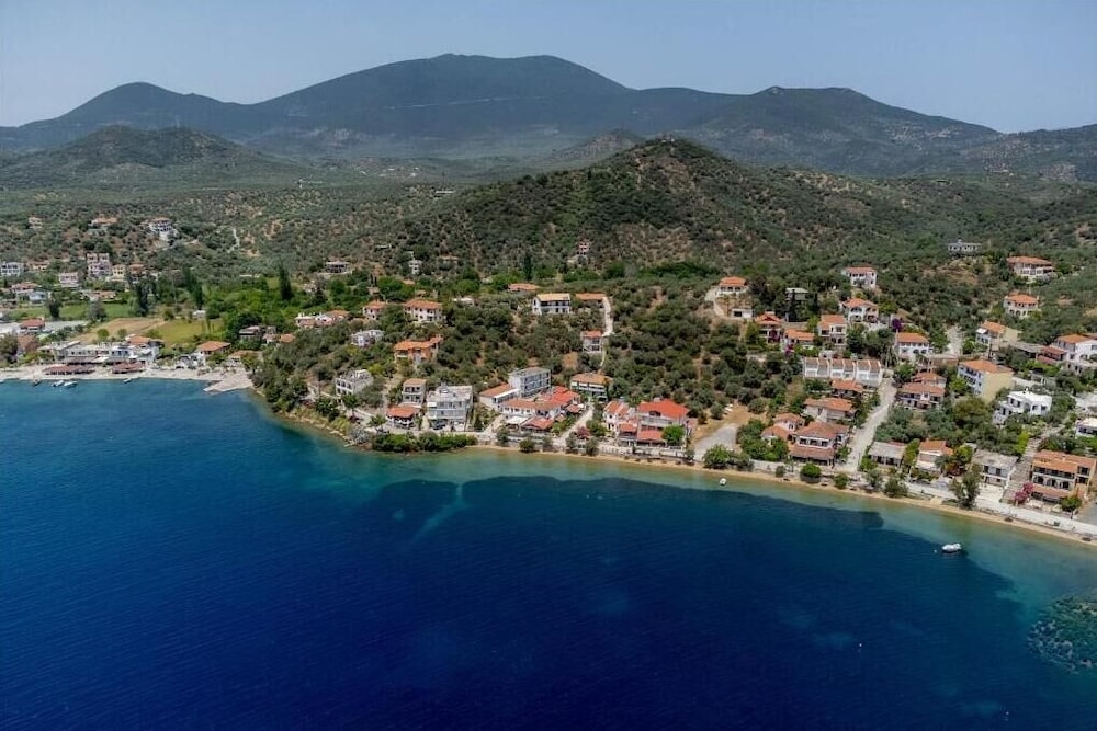Pteleo Apartments — 4-Star Luxury Hotel in Pteleos, Greece