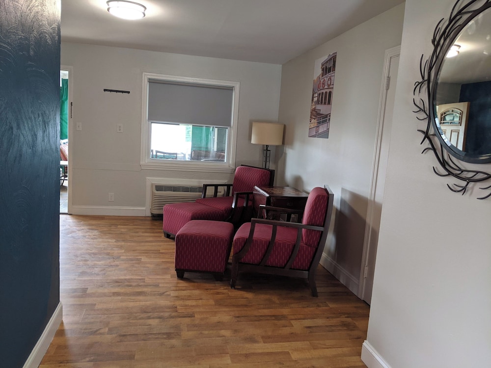 Riverboat Inn and Suites - photo 16
