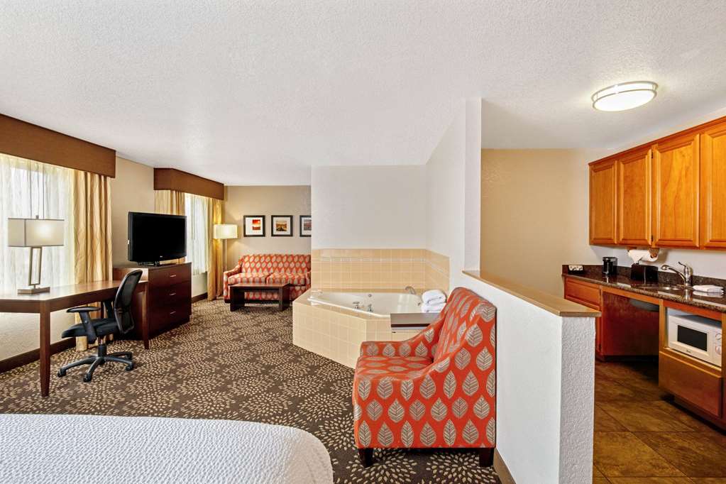 La Quinta Inn & Suites by Wyndham Las Vegas Red Rock - photo 23