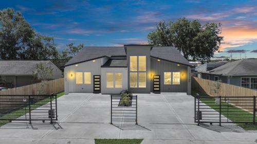 2 Homes Sleeps 18 Near Downtown Fully Gated with Parking — 4-Star Luxury Hotel in Houston, United States