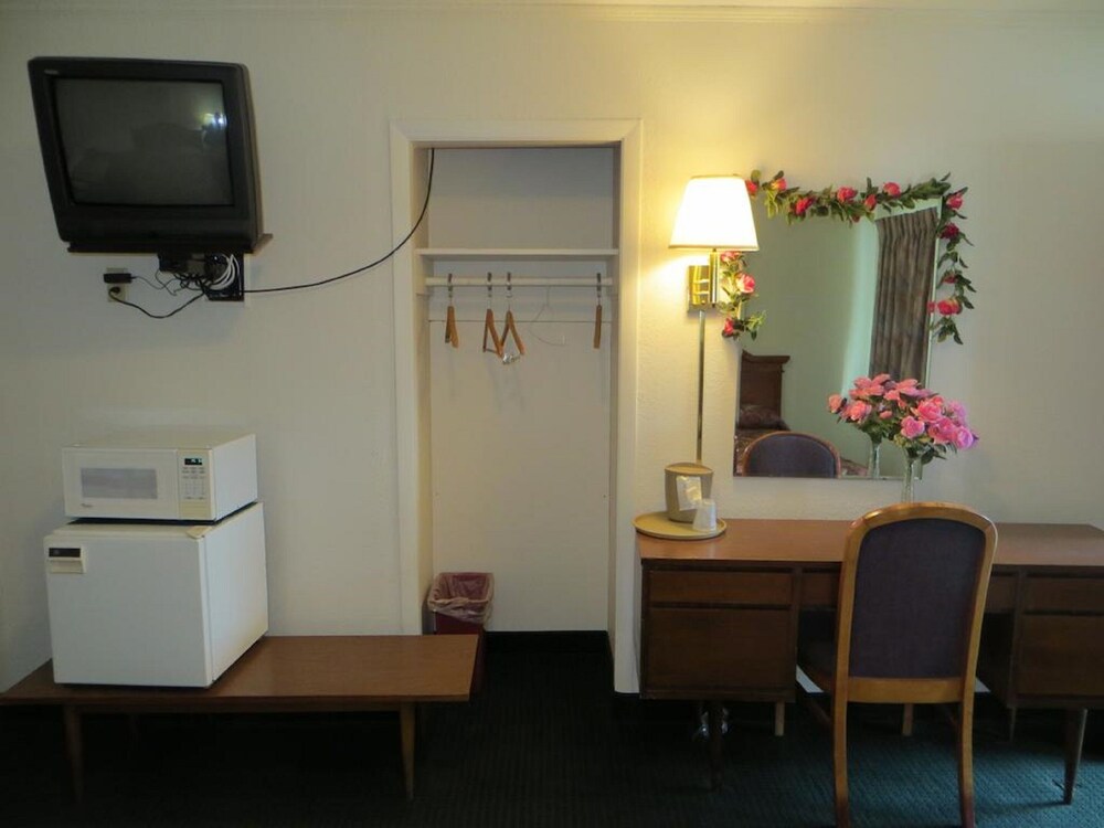 Regal Inn Clayton - photo 6