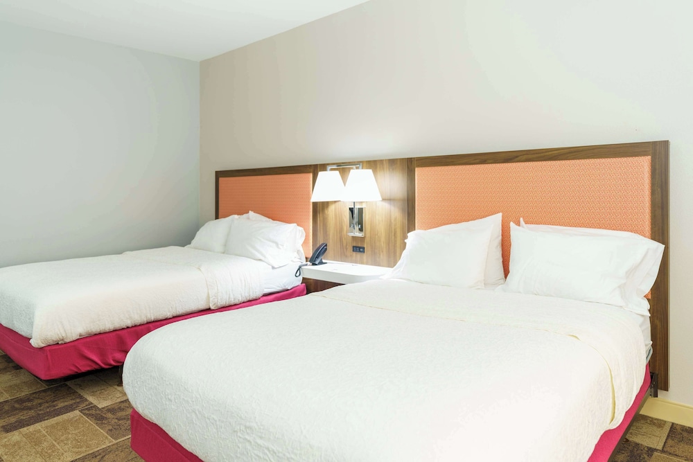 Hampton Inn Garden City - photo 13