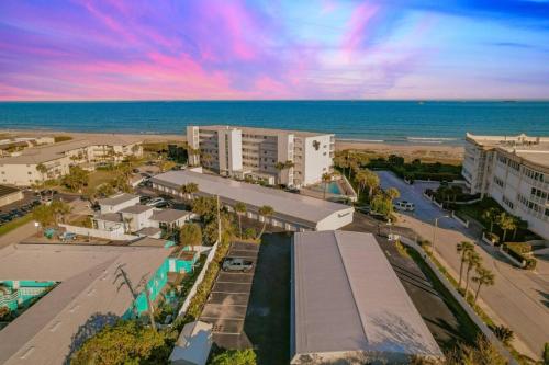 201 2 Bedroom 2 Bath Luxury Unit w Sea Breeze — 4-Star Luxury Hotel in Cape Canaveral, United States