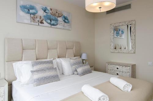 Sitges Spaces Sea View Villa 6 Bedrooms 5 bathrooms 2 private pools Near center — 4-Star Luxury Hotel in Sitges, Spain