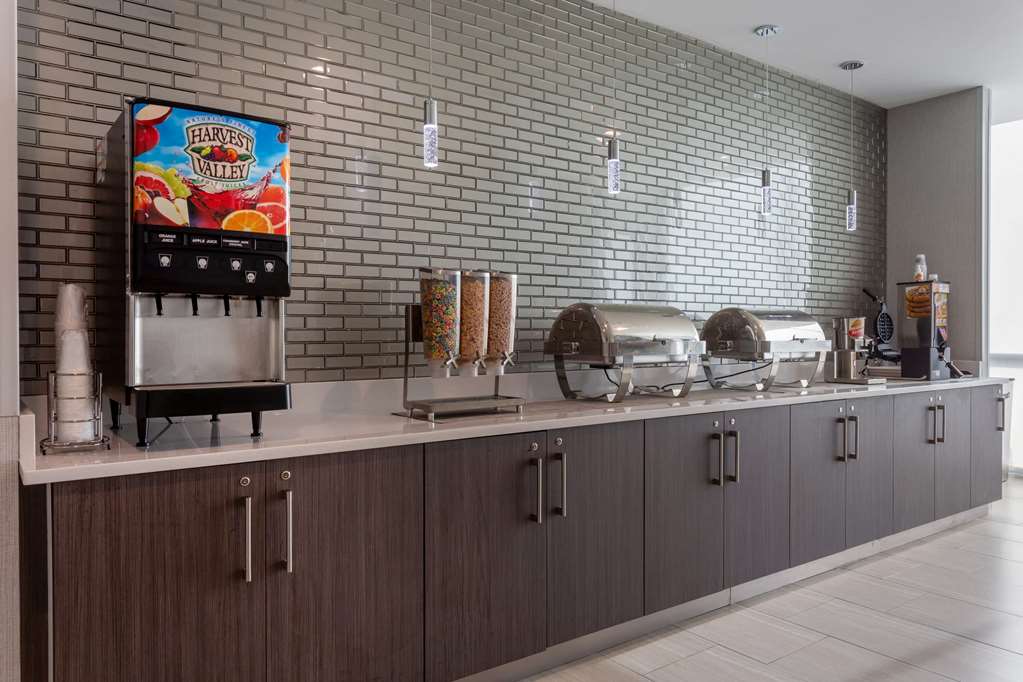 La Quinta Inn & Suites by Wyndham Shorewood - photo 7