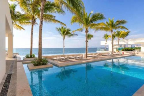 Beachfront & free daily breakfast & 600MB Wifi by Moikkarentals — 4-Star Luxury Hotel in Puerto Vallarta, Mexico
