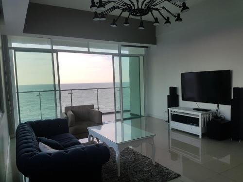 Bay Resort Condominium 7 Beach front Sea view 6 8 PAX in Miri, Malaysia