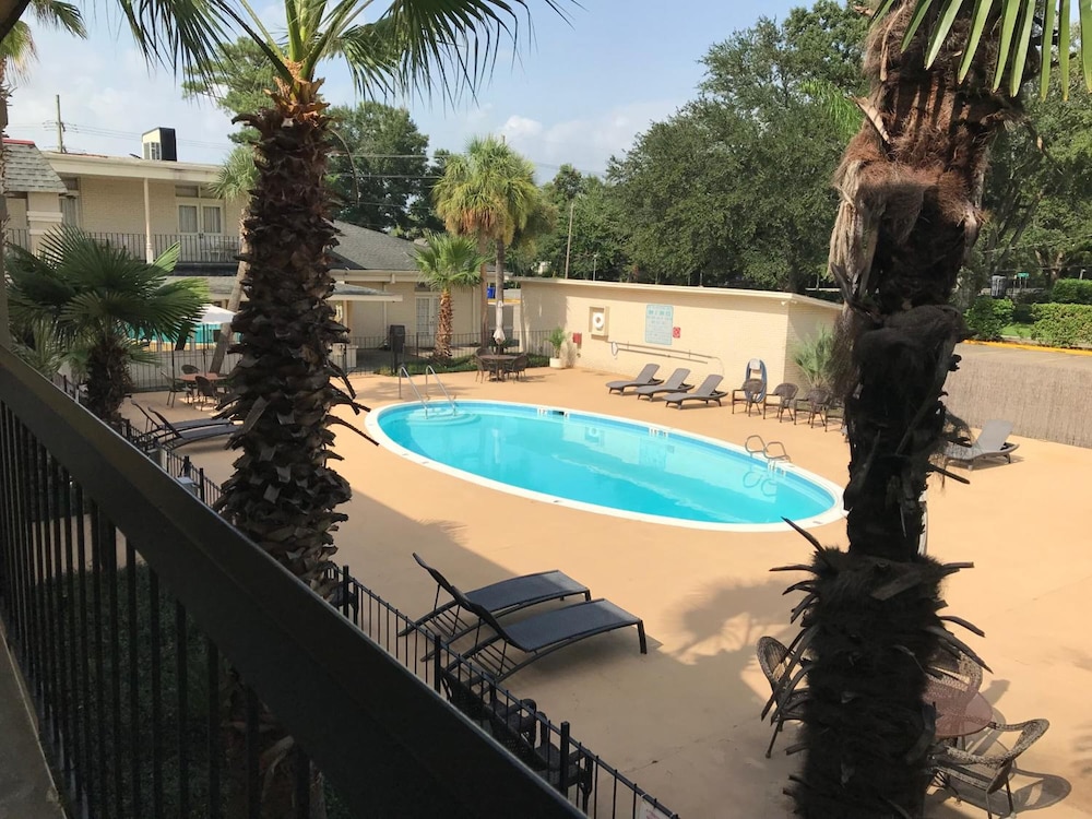 Carmel Inn & Suites - photo 22